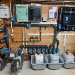 Piscine moderne avec margelles en grès cérame et vue panoramique sur la campagne, réalisée par Dodin Piscine.