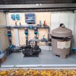 Local technique de piscine complet avec pompe, filtre à cartouche et système de régulation automatique installé par Dodin Piscine